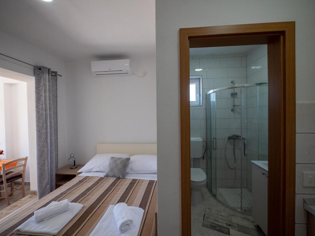 Apartments Tri Mora Razanac Exterior photo